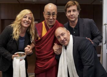 Recenze: Moudrost štěstí je unikátní devadesátiminutová intimní meditace s dalajlámou