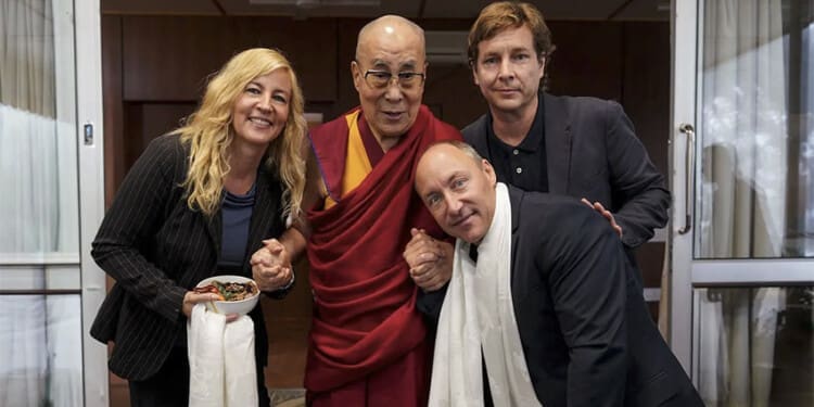 Recenze: Moudrost štěstí je unikátní devadesátiminutová intimní meditace s dalajlámou