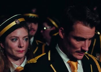 Recenze: Kapelo, hraj je lavina hořkosladkých emocí s ironickým humorem a krásnými tóny