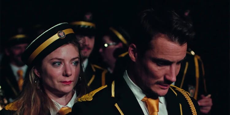 Recenze: Kapelo, hraj je lavina hořkosladkých emocí s ironickým humorem a krásnými tóny