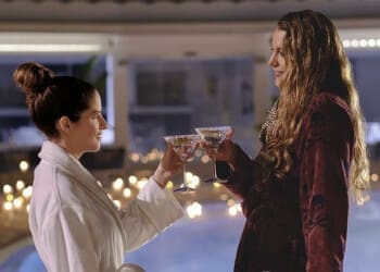 Recenze: Další nebezpečná laskavost je jako vražedné martini s dvojitým panákem chaosu