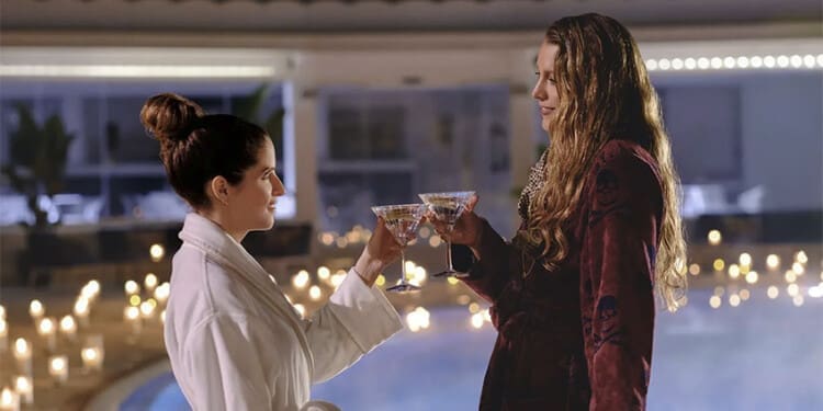 Recenze: Další nebezpečná laskavost je jako vražedné martini s dvojitým panákem chaosu