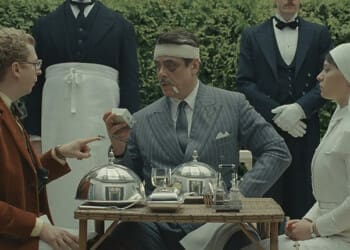 Recenze: Fénické spiknutí je půvabný relikviář vizuální preciznosti