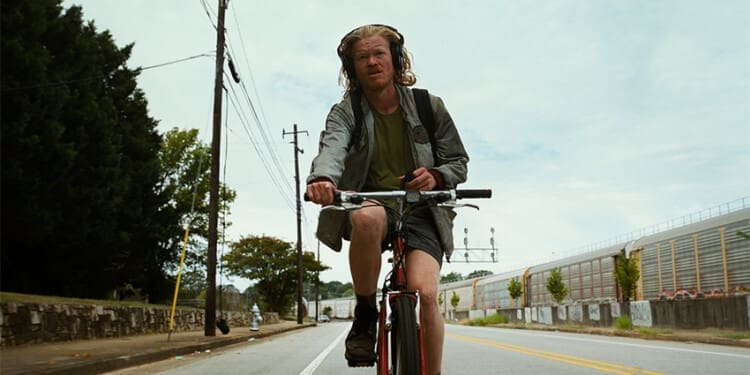 Filmové události #26/25: Do Karlových Varů dorazí Dakota Johnson, Denis Villeneuve bude režírovat nového Bonda