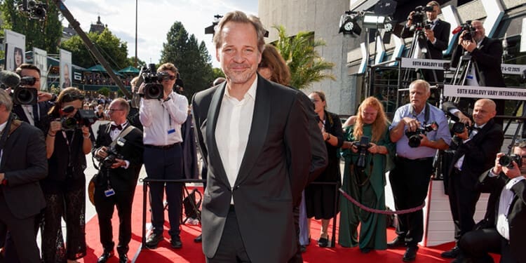 59. KVIFF odstartoval červeným kobercem a předáním cen Vicky Krieps a Peteru Sarsgaardovi