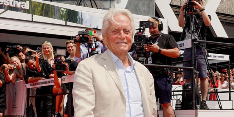 Michael Douglas ve Varech uvedl Přelet nad kukaččím hnízdem a obdržel novou Cenu prezidenta MFF KV