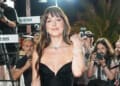 Dakota Johnson poděkovala česky, prošla se po červeném koberci a převzala Cenu prezidenta MFF KV