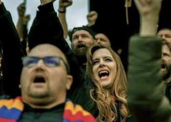 Recenze Kouzlo derby: Milostné ódě na fotbal vévodí skvělí herci, ale ztrácí lesk kvůli nerealističnosti 