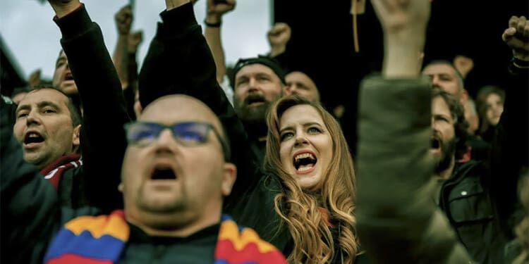 Recenze Kouzlo derby: Milostné ódě na fotbal vévodí skvělí herci, ale ztrácí lesk kvůli nerealističnosti 