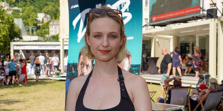 Diana Dulínková o natáčení filmu Džob, vyspění postav, roli maminky a postelové scéně s Jiřím Mádlem