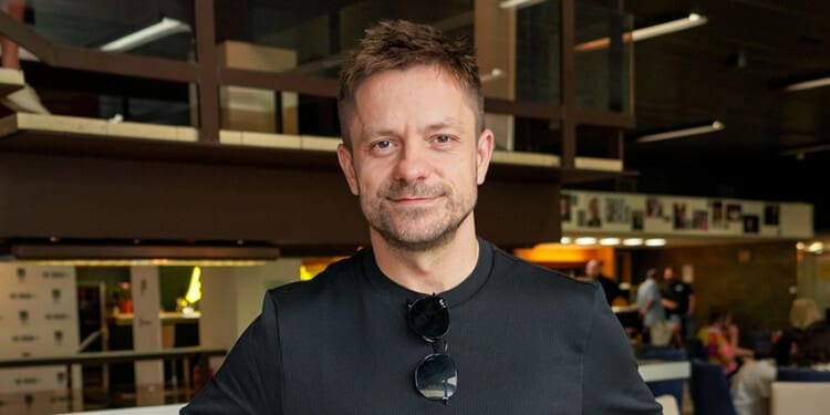 Jiří Mádl o návratu Kolmana ve filmu Džob, natáčení v Berlíně v metru načerno či dítěti na place