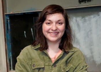 Julia Issa před natáčením seriálu Mladá krev musela podstoupit výcvik na střelnici