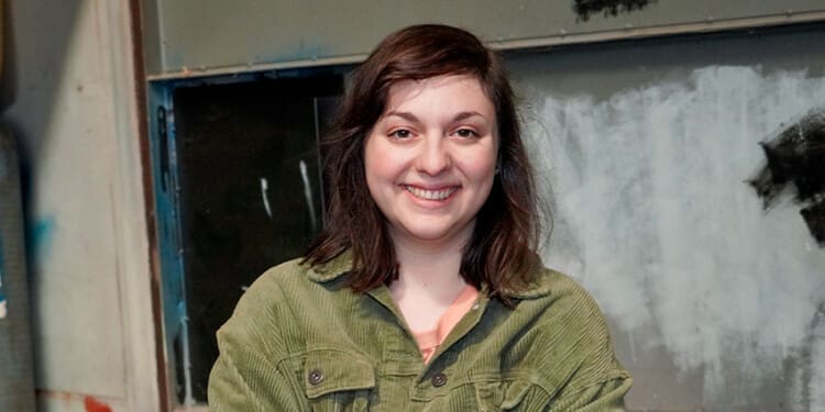 Julia Issa před natáčením seriálu Mladá krev musela podstoupit výcvik na střelnici