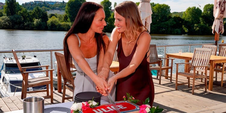 Seriál Ulice oslavil 20. narozeniny a Šárka Krausová se Sandrou Novákovou nakrojily dort