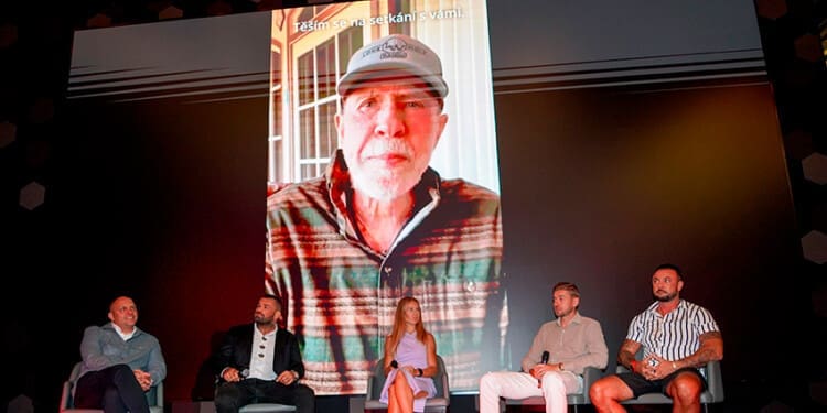 Chuck Norris míří do Prahy a stráví tu hned několik dnů