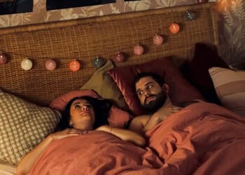 Recenze Srnky: Film, kde se humor vytratí a zbyde jen nahé tělo Robina Ferra 