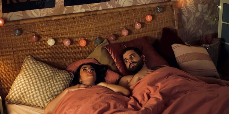 Recenze Srnky: Film, kde se humor vytratí a zbyde jen nahé tělo Robina Ferra 