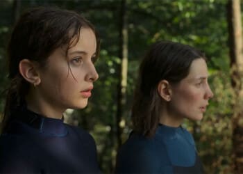 Recenze: Na druhé straně léta je tajemná pohádka o přátelství a hledání sebe sama 