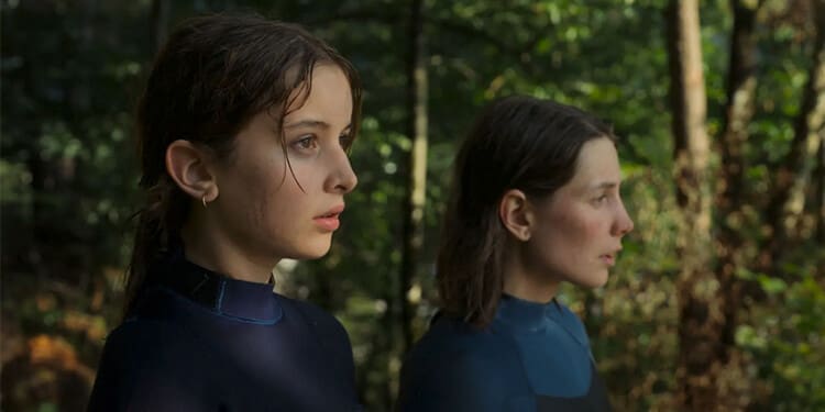 Recenze: Na druhé straně léta je tajemná pohádka o přátelství a hledání sebe sama 