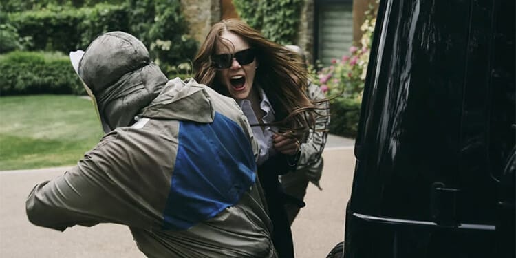 Recenze: Bugonia je úsměvný hororový psychothriller s lehkou dávkou satiry