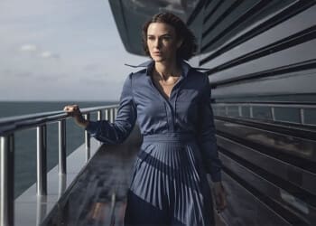 Recenze Žena z kajuty č. 10: Vyšetřování možné vraždy na vlnách hysterie 