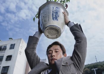 Trailer k černé komedii Není jiná možnost s českými titulky