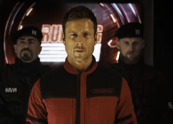 Recenze Běžící muž: Extravagantní show, která se vysmívá naší posedlosti zábavou, a zároveň nás v té hře udržuje