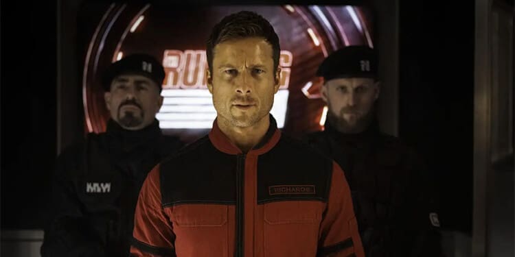 Recenze Běžící muž: Extravagantní show, která se vysmívá naší posedlosti zábavou, a zároveň nás v té hře udržuje