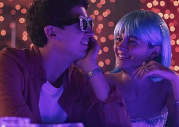 Recenze: Alex, léto a já je sympatická moderní romantika, která má své kouzlo