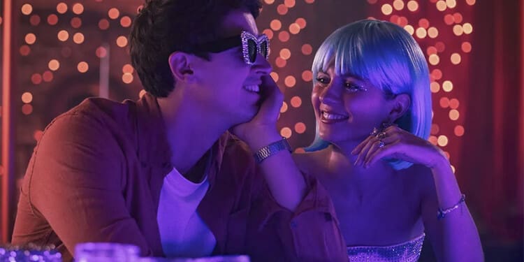 Recenze: Alex, léto a já je sympatická moderní romantika, která má své kouzlo