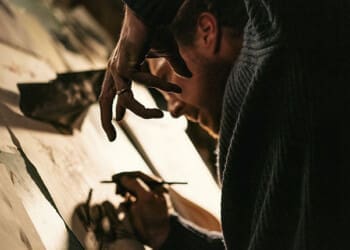 Recenze Křídla smutku: Ne každá bolest potřebuje tělo, aby byla skutečná