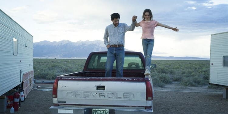 Recenze Od základu: V příliš poklidném dramatu o ztrátě září Josh O’Connor