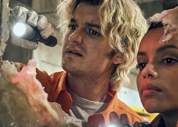 Recenze Parazit z chlaďáku: Zelený hlen útočí na hvězdu Stranger Things a situaci zachrání Liam Neeson