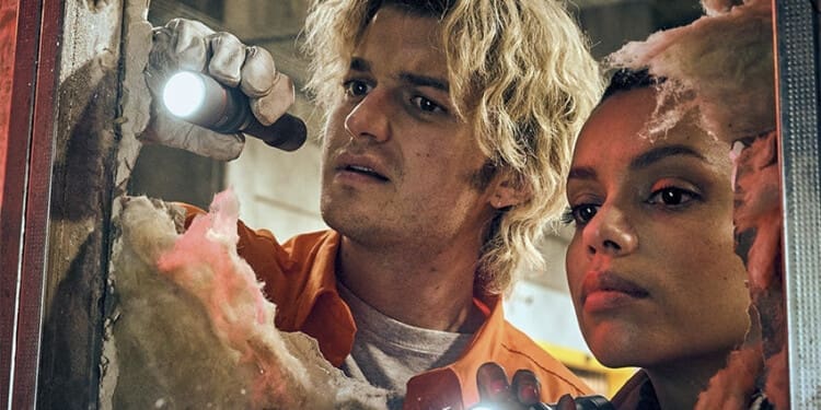 Recenze Parazit z chlaďáku: Zelený hlen útočí na hvězdu Stranger Things a situaci zachrání Liam Neeson