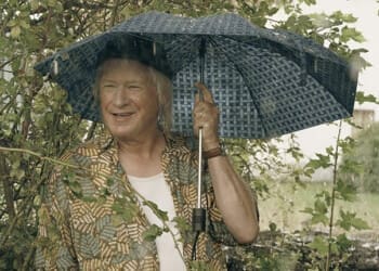 Recenze: Ať prší bojuje se zármutkem pomocí zahradní hadice a bizarního souseda