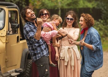 Recenze Nečekané léto: Nostalgická jízda postrádá zápletku, která by diváka vtáhla do příběhu