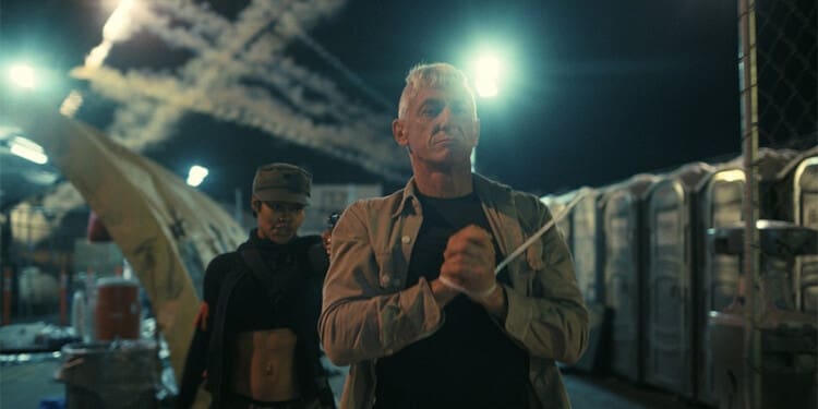 Filmové události #09/26: Bridgertonovi rozzářili Lucernu, na Comic-Con Prague dorazí skvadra z Policejní akademie