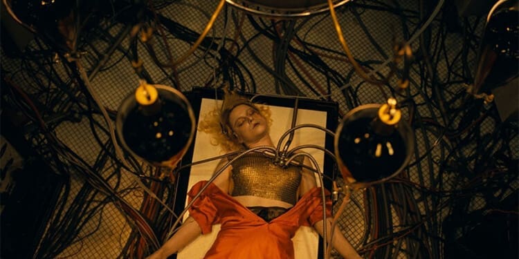 Recenze: Nevěsta! Družka Frankensteinova monstra přináší do společnosti trochu chaosu