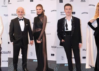 Příchody na 33. Českého lva: Hosté i nominovaní před jednou fotostěnou