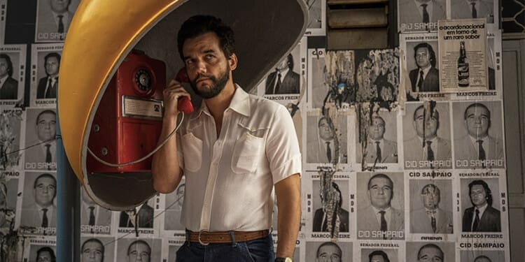 Recenze Tajný agent: Vizuálně líbivý, tematicky bohatý, ale narativně rozbředlý thriller