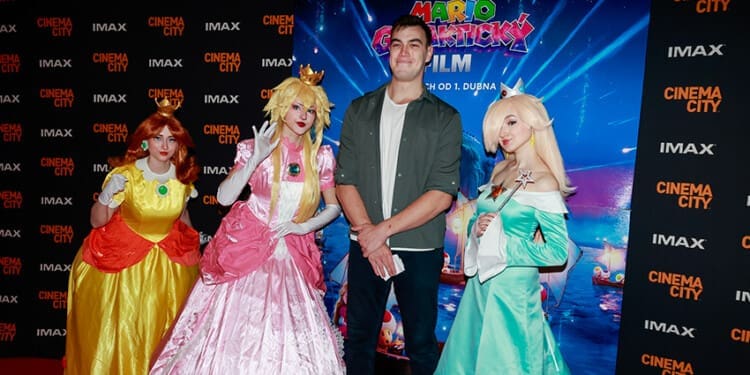 Slavnostní premiéru Super Mario galaktický film poctily svou návštěvou princezny Peach, Daisy a Rosalina