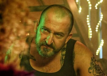 Recenze Říkají mi Lars: Když si samozvané řízné krimi hraje na přeafektovaného drsňáka