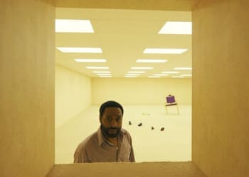 Recenze: Backrooms má uhrančivou atmosféru a koule na to být naprosto nekompromisně divný film