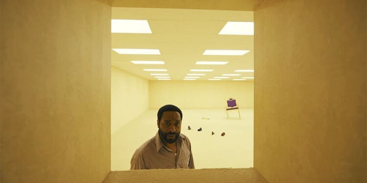 Recenze: Backrooms má uhrančivou atmosféru a koule na to být naprosto nekompromisně divný film