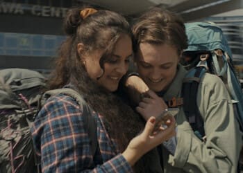 Recenze: Trochu života je film, který zavede dvě cestující Švédky i do Prahy